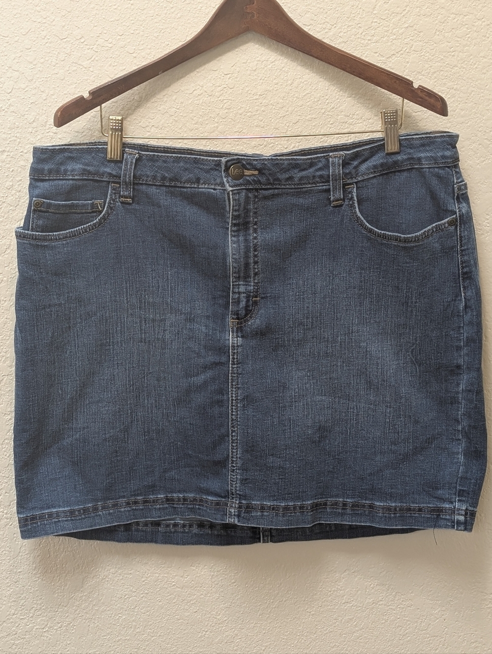 Lee brand Dark Wash Regular Fit mid rise jean skort. size 18